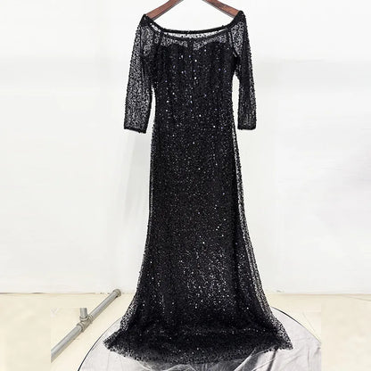 Elegantes Damen-Midikleid mit schulterfreiem Design, langen Ärmeln und Perlen-Patchwork – figurbetont und luxuriös.