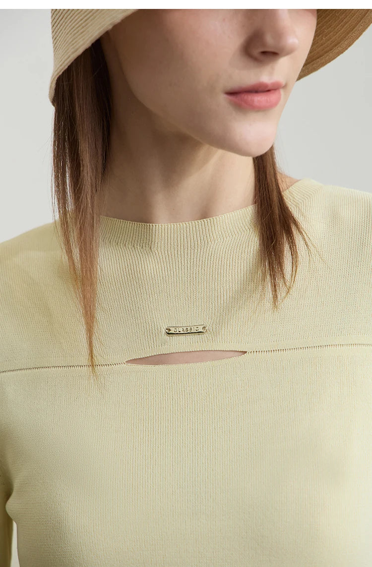 Kurzärmliger Strickpullover in Hellgelb mit Aussparung vorn und Logo-Anhänger