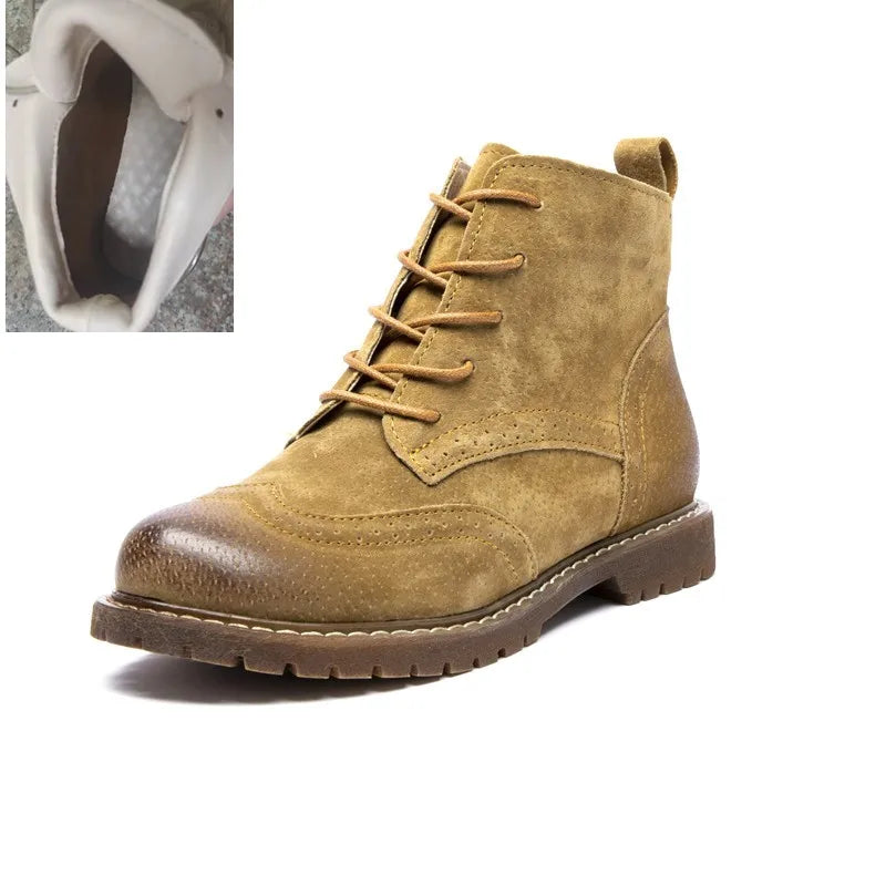 Senfgoldene Schnürstiefelette mit Fellmanschette, Wildlederoptik und Profilsohle.