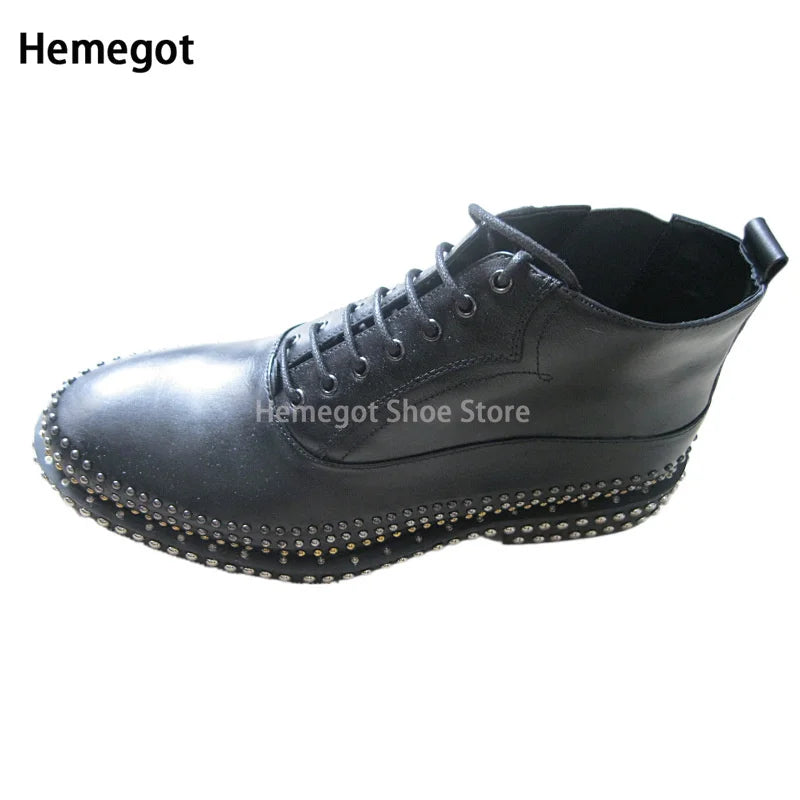 Herren-Schnürschuh aus dunklem Leder mit Nietenbesatz an der Plattform-Sohle