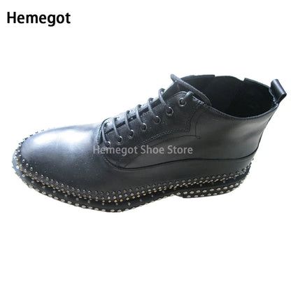 Herren-Schnürschuh aus dunklem Leder mit Nietenbesatz an der Plattform-Sohle