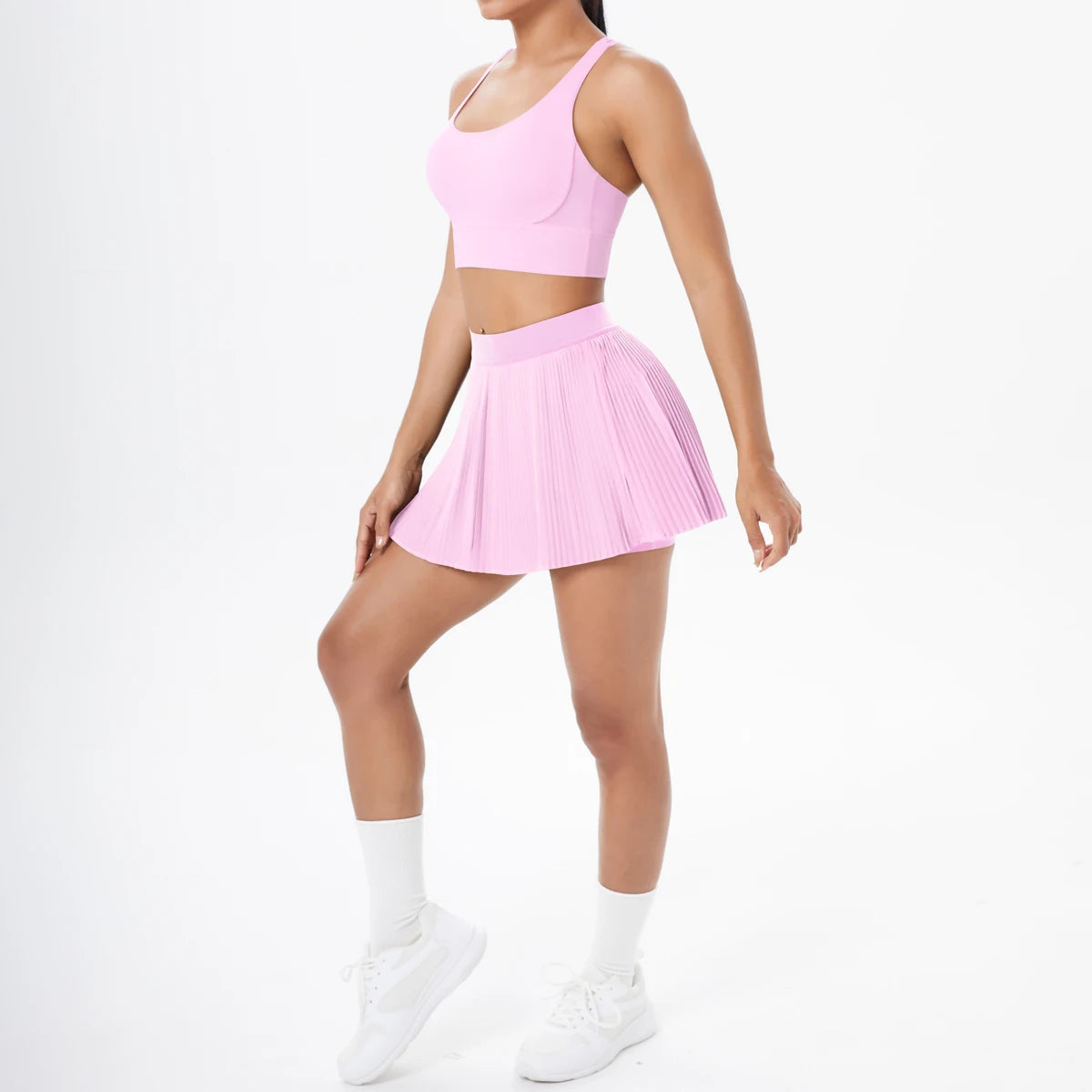 Yoga-Set für Frauen: hellrosanes Crop-Top und plissierter Faltenrock