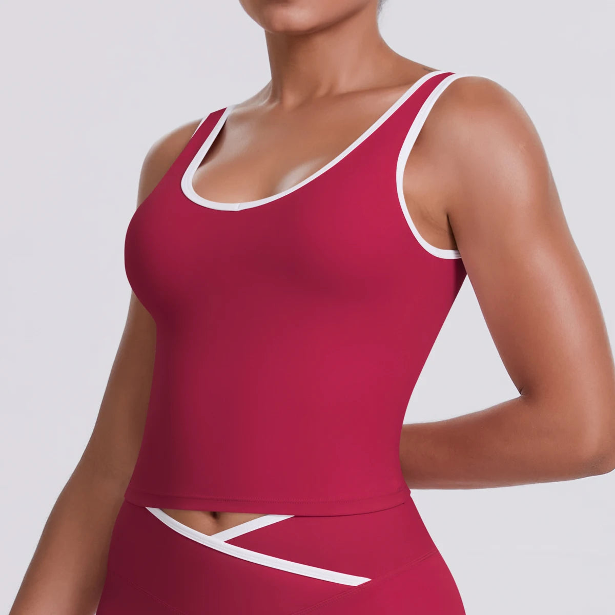 Oberteil-Detail: rotes Crop-Top mit weißen Kontrastkanten und breiten Trägern