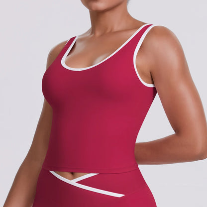 Oberteil-Detail: rotes Crop-Top mit weißen Kontrastkanten und breiten Trägern