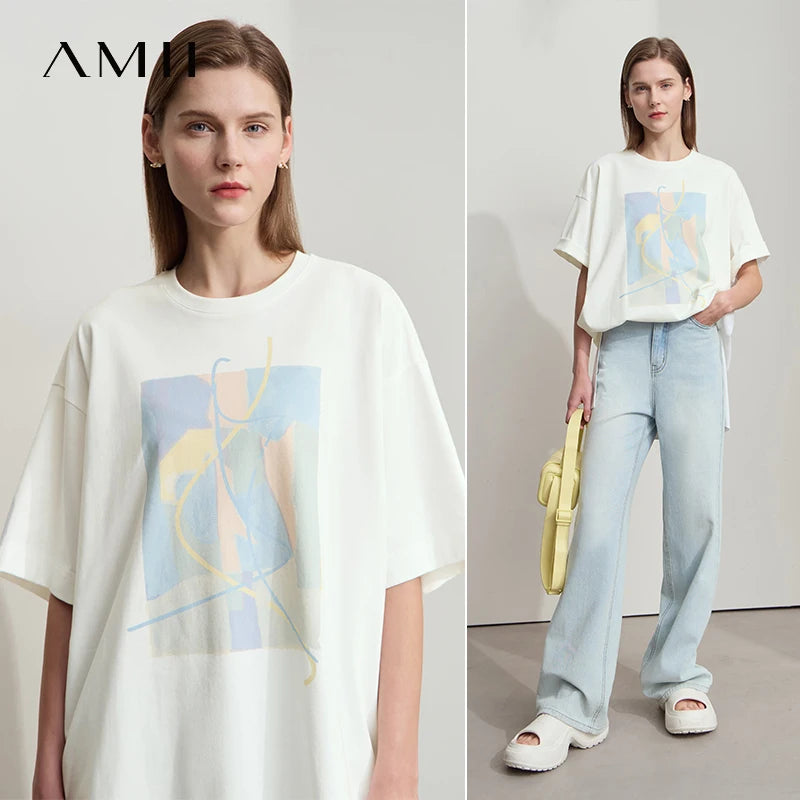 Damen T-Shirt im minimalistischen Design mit unregelmäßigem Schnitt und abstraktem Druck