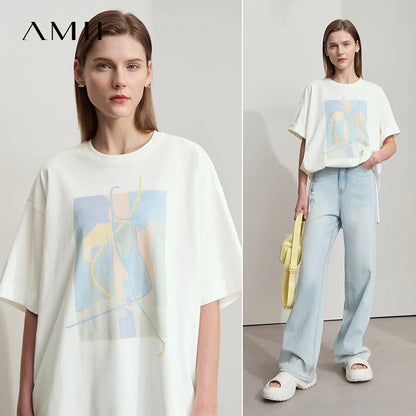 Damen T-Shirt im minimalistischen Design mit unregelmäßigem Schnitt und abstraktem Druck