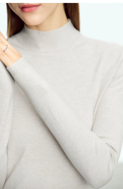 Damen-Langarmpullover mit Stehkragen, einfarbig hellgrau, Detail am Kragen