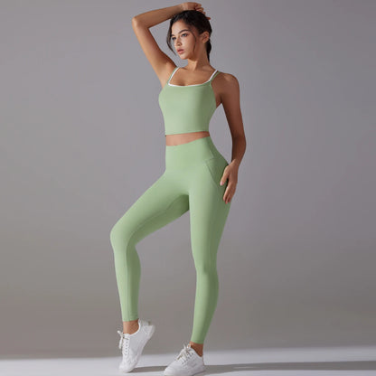 Avocado-grünes Yoga-Set: Sport-BH mit Trägern und Leggings in enganliegendem Schnitt