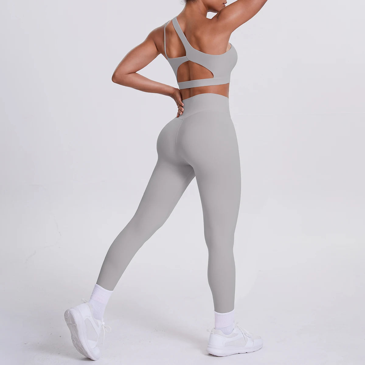 Yoga-Set aus Sport-BH und 3/4-Leggings, hellgrau, mit geformten Trägern und Aussparungen