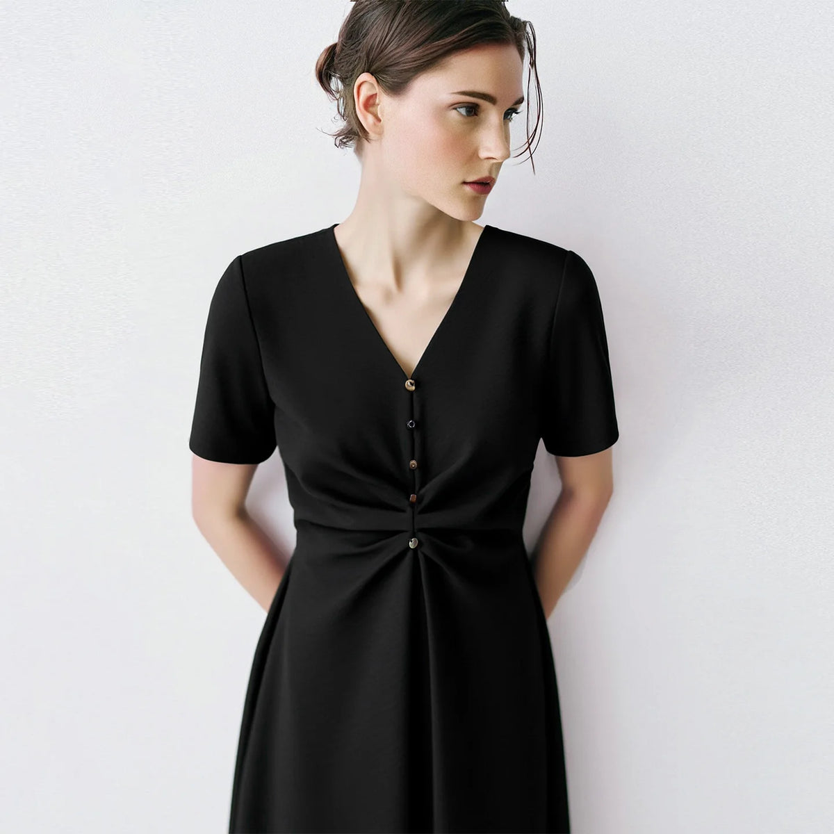 Schwarzes Midikleid mit V-Ausschnitt und Knopfleiste, kurzarm, seitlich gerafft
