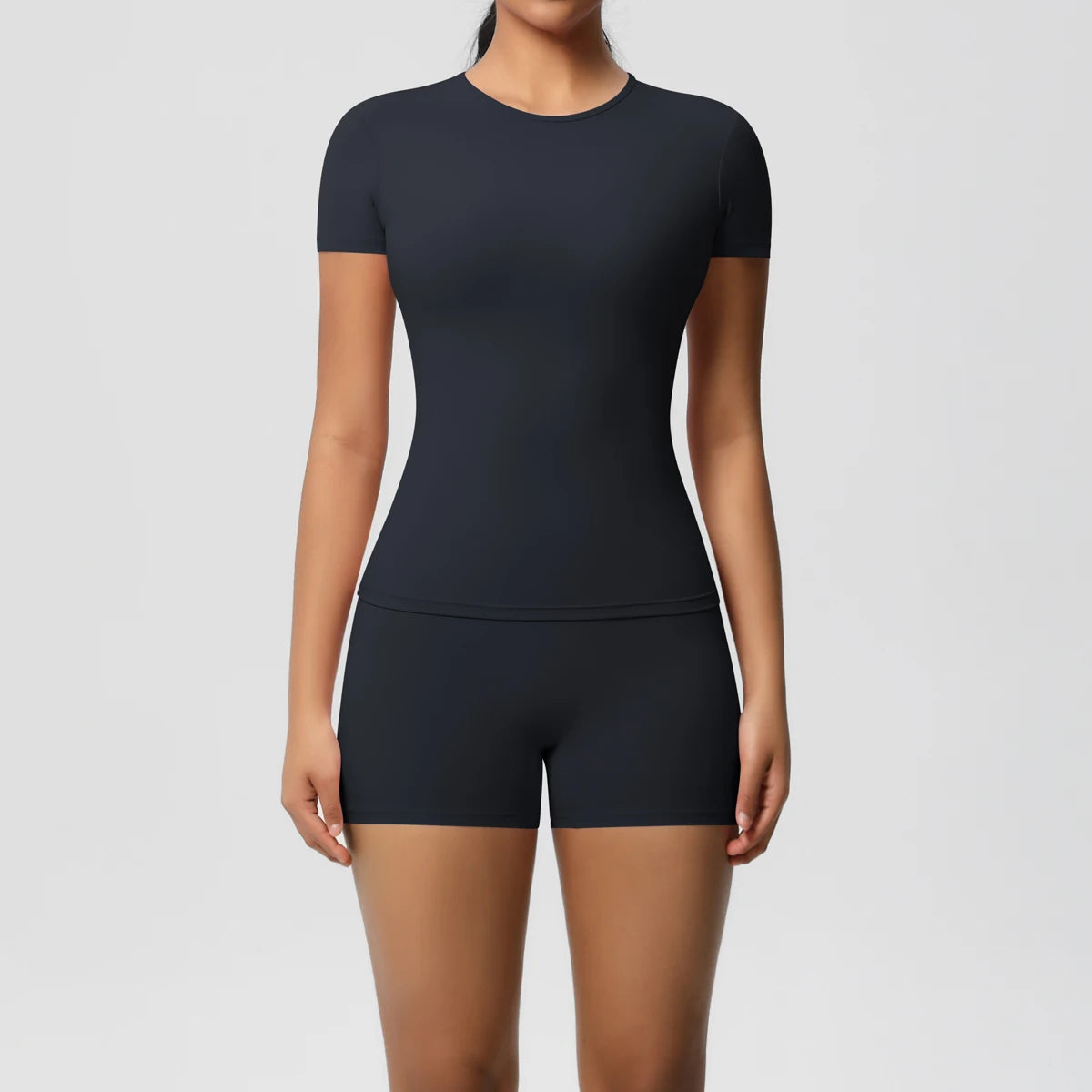 Fitness-Set in Schwarz: Kurzarm-Top und Bike-Shorts, körpernah geschnitten, kurze Beine