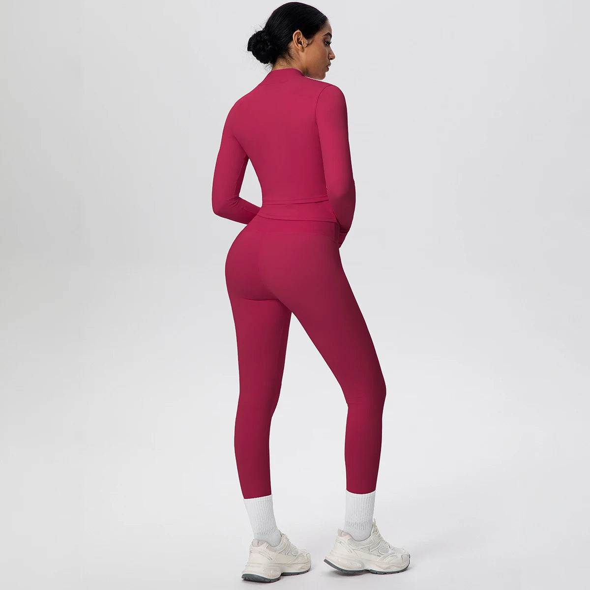 Damen-Yoga-Set bordeauxrot: Rückansicht mit Leggings und offener Langarmjacke