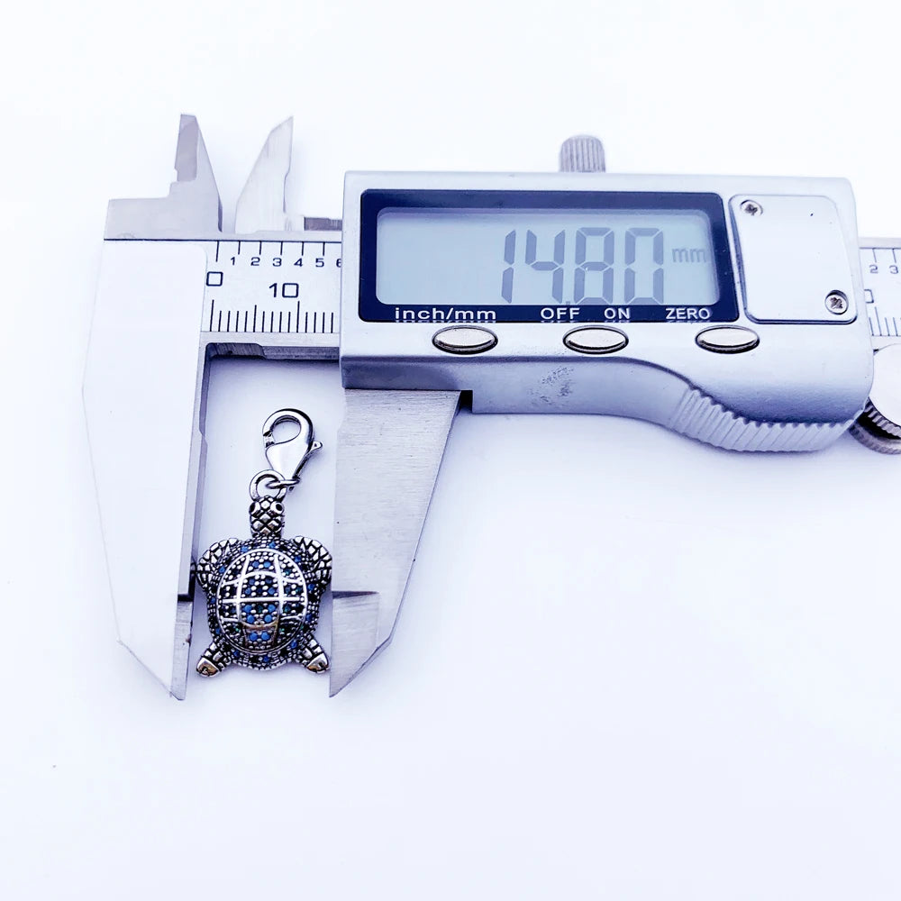 Schildkröten-Charms aus Sterlingsilber am Karabiner, mit Messschieber gemessen