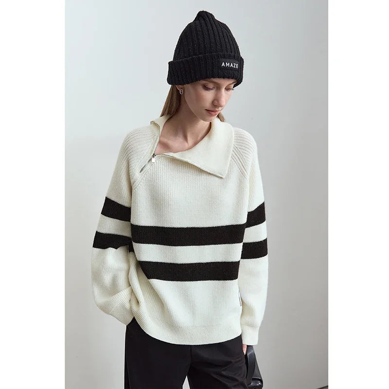 Damen-Rollkragenpullover in Creme mit schwarz-weißen Streifen und Reißverschluss vorn