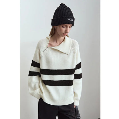 Damen-Rollkragenpullover in Creme mit schwarz-weißen Streifen und Reißverschluss vorn