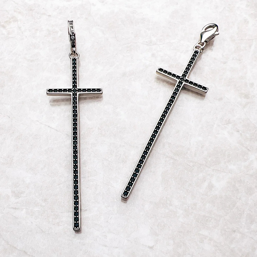 Kreuz-Anhänger aus Sterlingsilber mit schwarzem Zierbesatz, links und rechts abgebildet