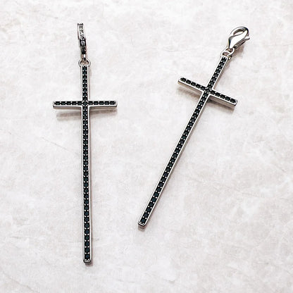 Kreuz-Anhänger aus Sterlingsilber mit schwarzem Zierbesatz, links und rechts abgebildet