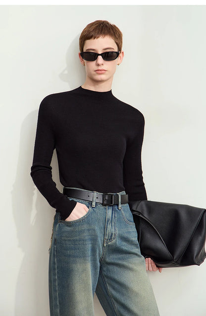 Halbrollkragen-Pullover in Schwarz mit langen Ärmeln, schlichter Schnitt