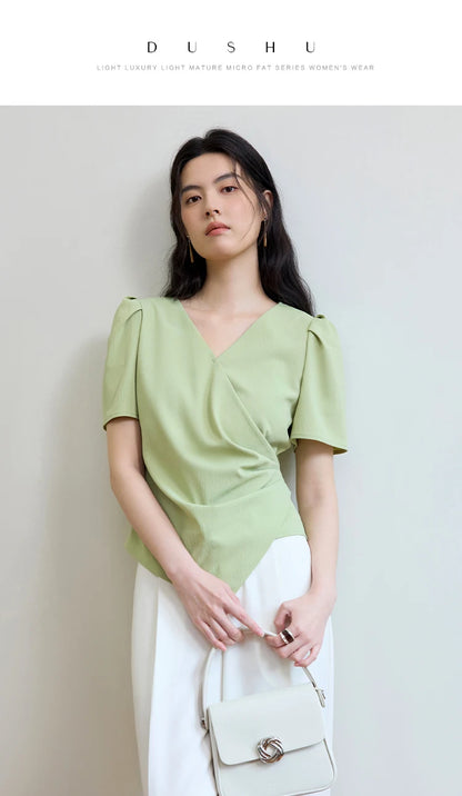 Langarm-Bluse mit V-Ausschnitt und Jacquard-Stoff im chinesischen Stil – einreihig geknöpft in zwei Farben.