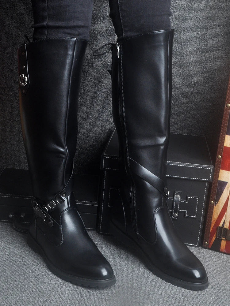 Schwarze kniehohe Stiefel mit hohem Schaft, seitlichen Schnallen und Reißverschluss