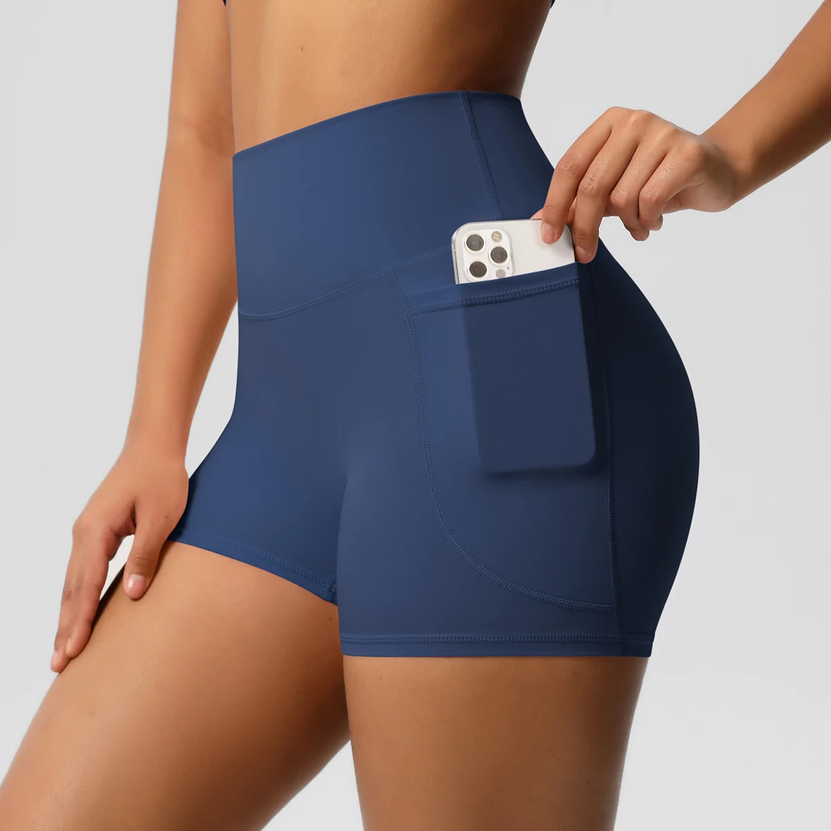 Hamidou Yogashorts für Frauen in Dunkelblau mit Reißverschluss-Tasche für Smartphone.