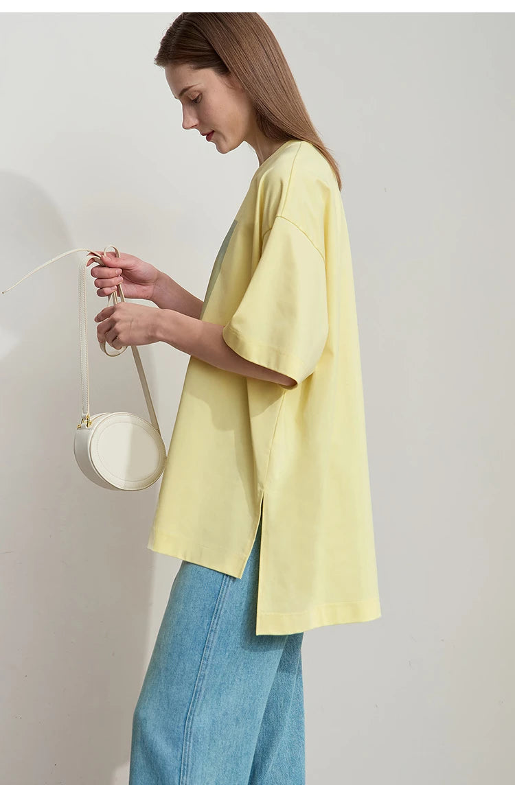 Damen T-Shirt im minimalistischen Design mit unregelmäßigem Schnitt und abstraktem Druck