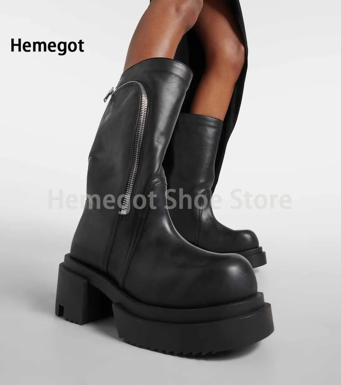 Schwarze Stiefelette mit seitlichem Reißverschluss und Plateau-Blockabsatz, Profilsohle