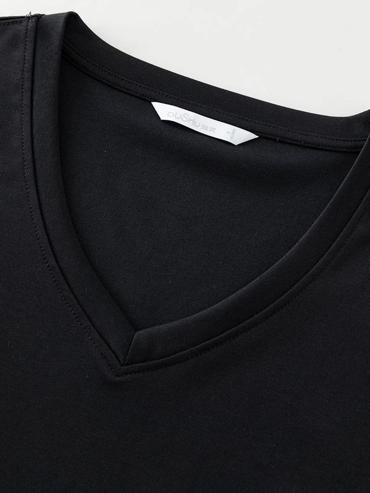 Ärmelloses Damen-Top in Übergröße mit Rückenausschnitt und Streifenmuster – Figurbetontes Design in Kontrastfarben.