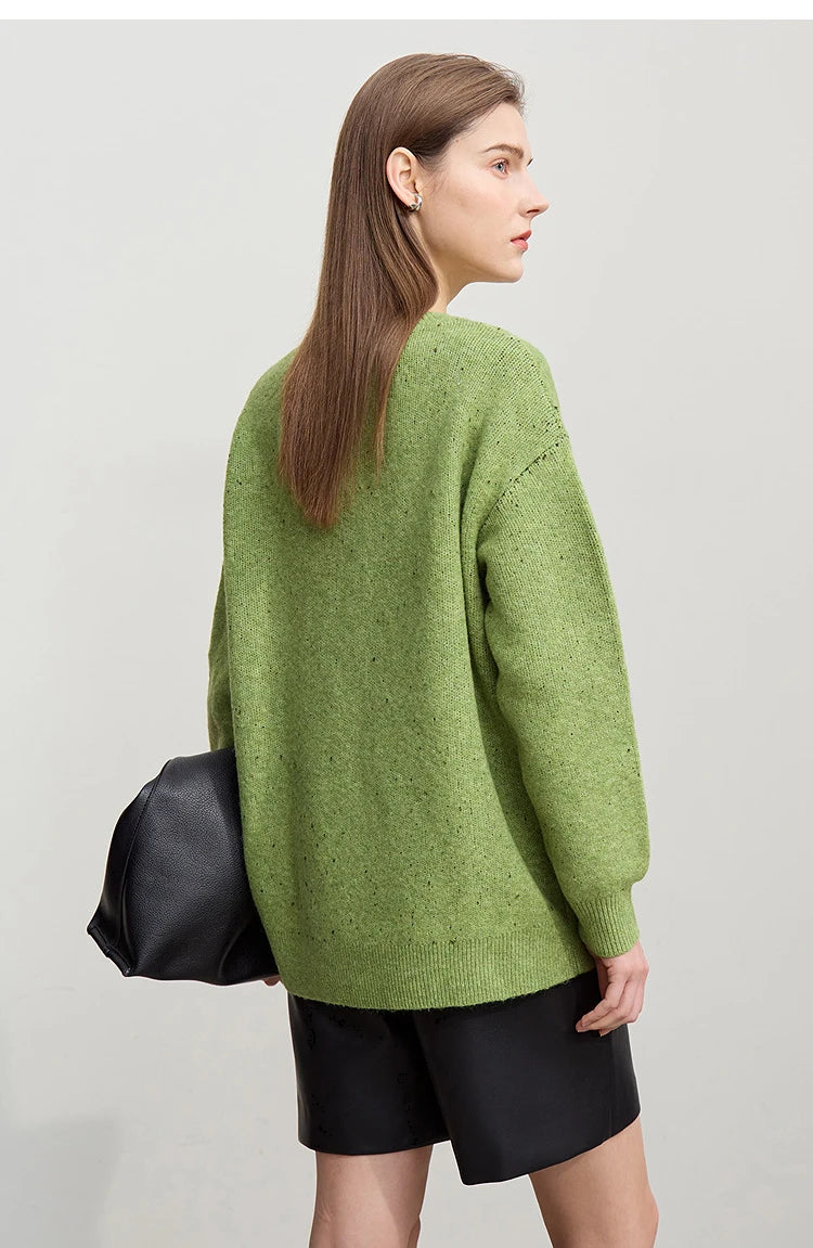 Grüner Jacquard-Pullover mit dunklem Schleifenmuster, Rückansicht, Rundhalsausschnitt, langärmelig