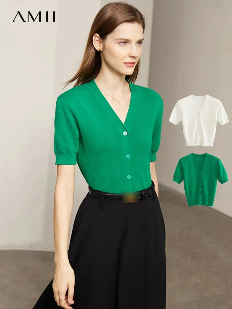 Damen T-Shirt im minimalistischen Stil mit V-Ausschnitt und kurzen Ärmeln