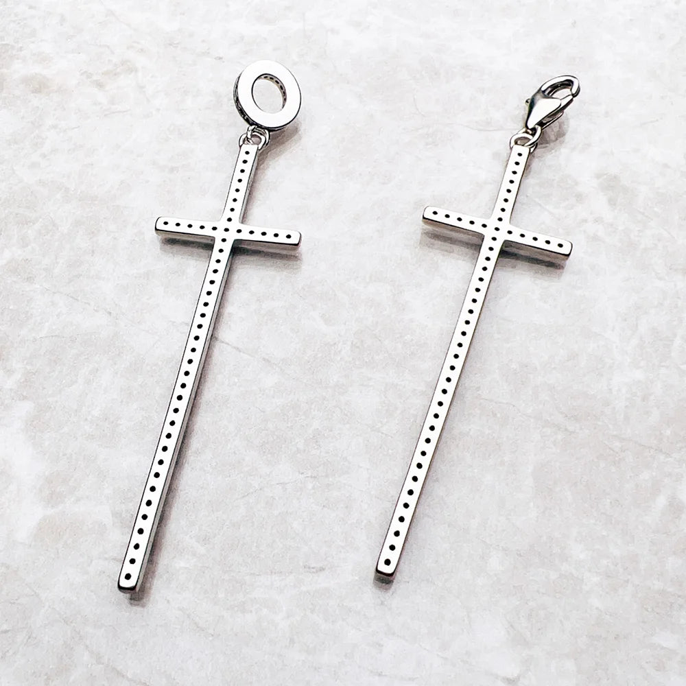 Kreuz-Anhänger aus Sterlingsilber, Vorder- und Rückansicht mit schwarzem Zierbesatz
