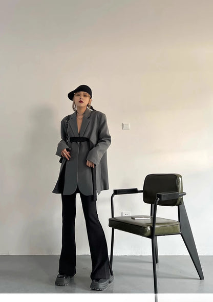 Zweiteiliges Damen-Set mit Stickerei: Langarm-Oberteil mit Reverskragen und hoch taillierte, lange Hose – stilvoll und elegant.
