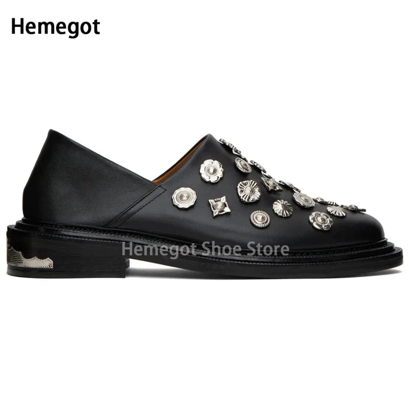 Schwarzer Herren-Loafer mit runder Spitze, Ziernieten im Frontbereich, Slip-On