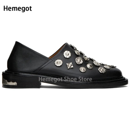Schwarzer Herren-Loafer mit runder Spitze, Ziernieten im Frontbereich, Slip-On