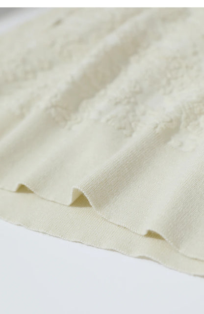 Cremefarbener Pullover mit geripptem Saum und strukturierter Stoffoberfläche