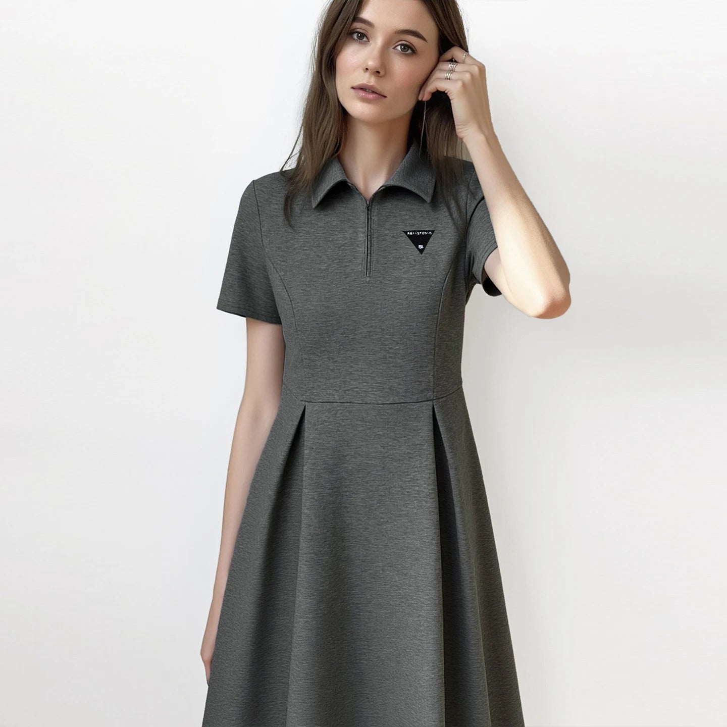 Stilvolles Polokragen Minikleid Für Damen Tailliert Und Bestickt