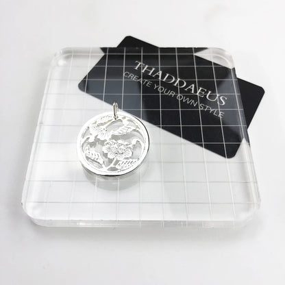 Runder Sterlingsilber-Anhänger mit Blumenrelief in transparenter Schmuckverpackung