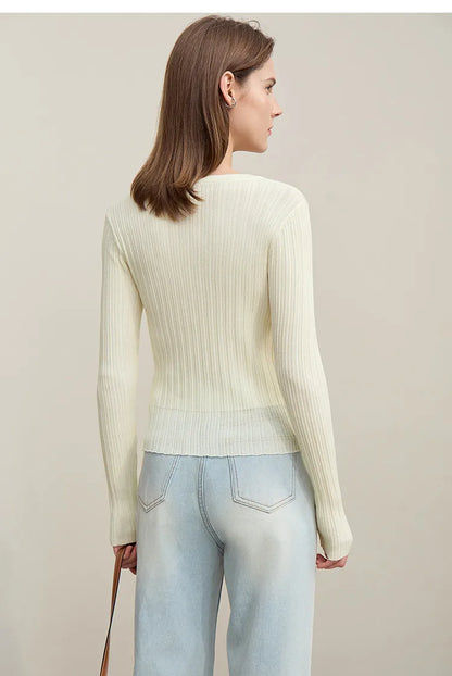Beiger Damen-Strickpullover, Rückansicht mit geradem Rundhals und langen Ärmeln