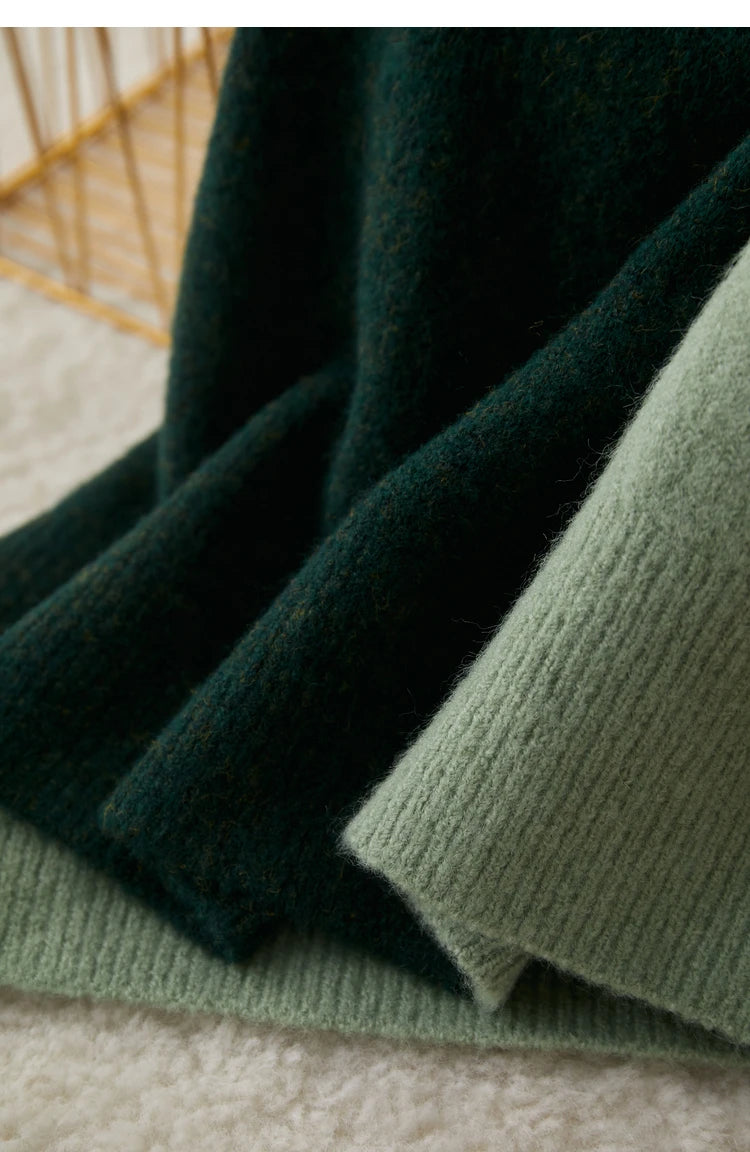 Detailansicht: zweifarbiger Strickpullover in Dunkelgrün und Hellgrün an den Bündchen