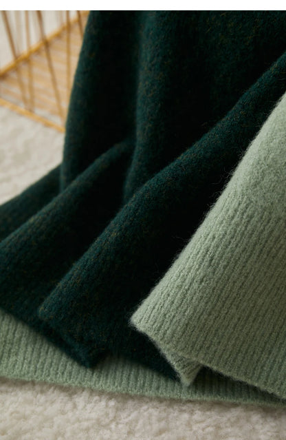 Detailansicht: zweifarbiger Strickpullover in Dunkelgrün und Hellgrün an den Bündchen