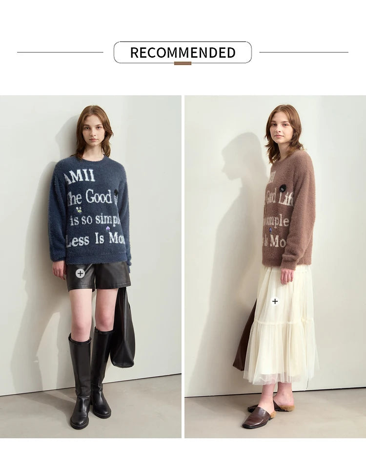 Zwei Damenpullover: blau und braun mit AMII-Print und Rundhalsausschnitt