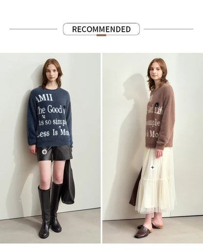 Zwei Damenpullover: blau und braun mit AMII-Print und Rundhalsausschnitt