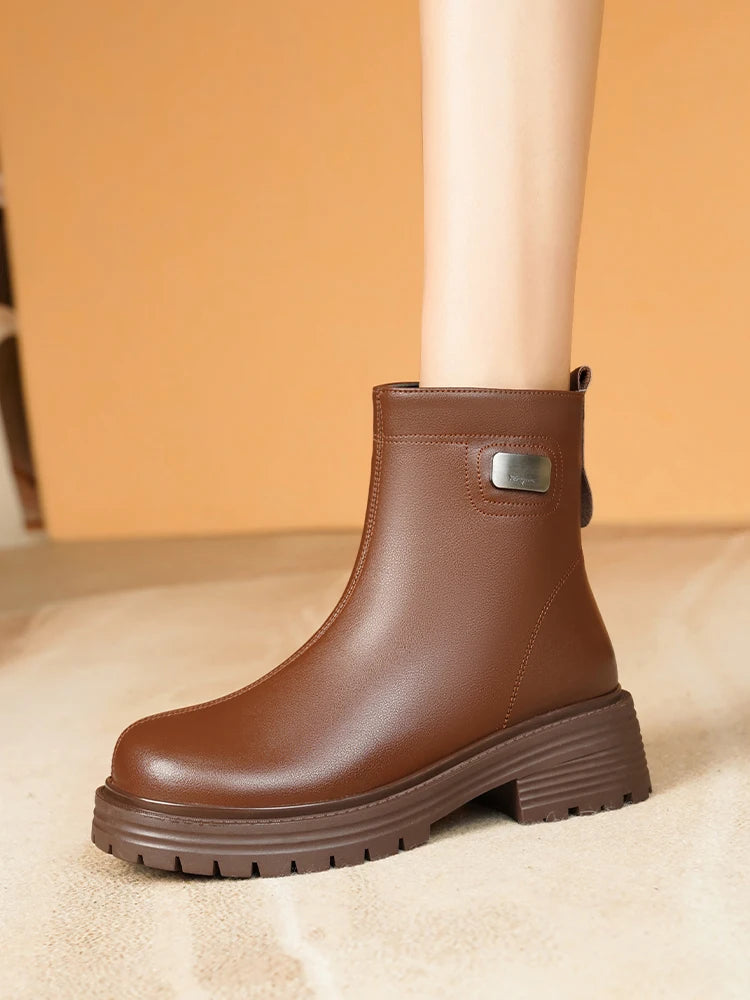 Einzelne braune Damen-Stiefelette aus Leder mit Wollfutter, grobe Profilsohle