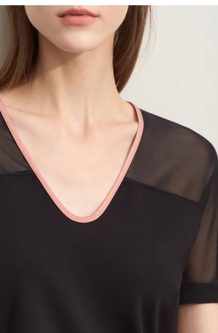 Damen T-Shirt im Minimalismus-Stil mit V-Ausschnitt und Kontrastnähten