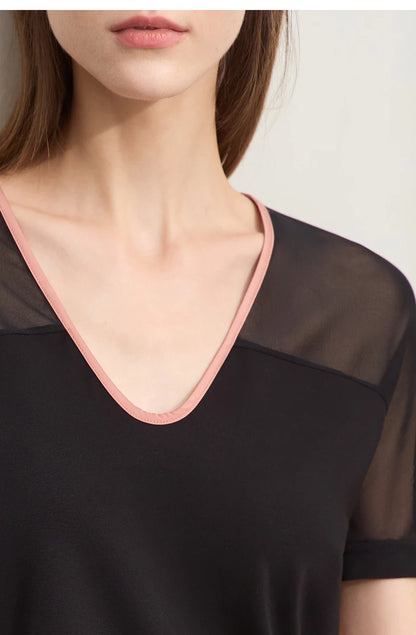 Damen T-Shirt im Minimalismus-Stil mit V-Ausschnitt und Kontrastnähten