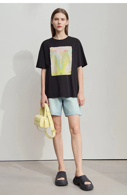 Damen T-Shirt im minimalistischen Stil mit Druck und Rundhals-Ausschnitt