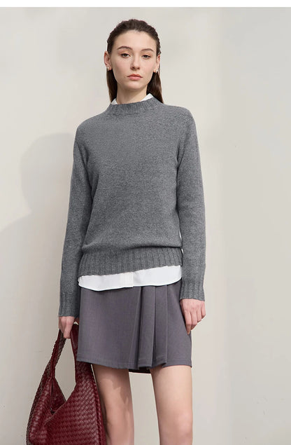 Grau melierter Wollpullover mit langem Arm und hohem, schmalem Kragen