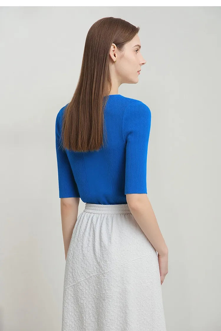 Blauer Strickpullover, gerippter Halbarm, eckiger französischer Ausschnitt (Rückansicht)