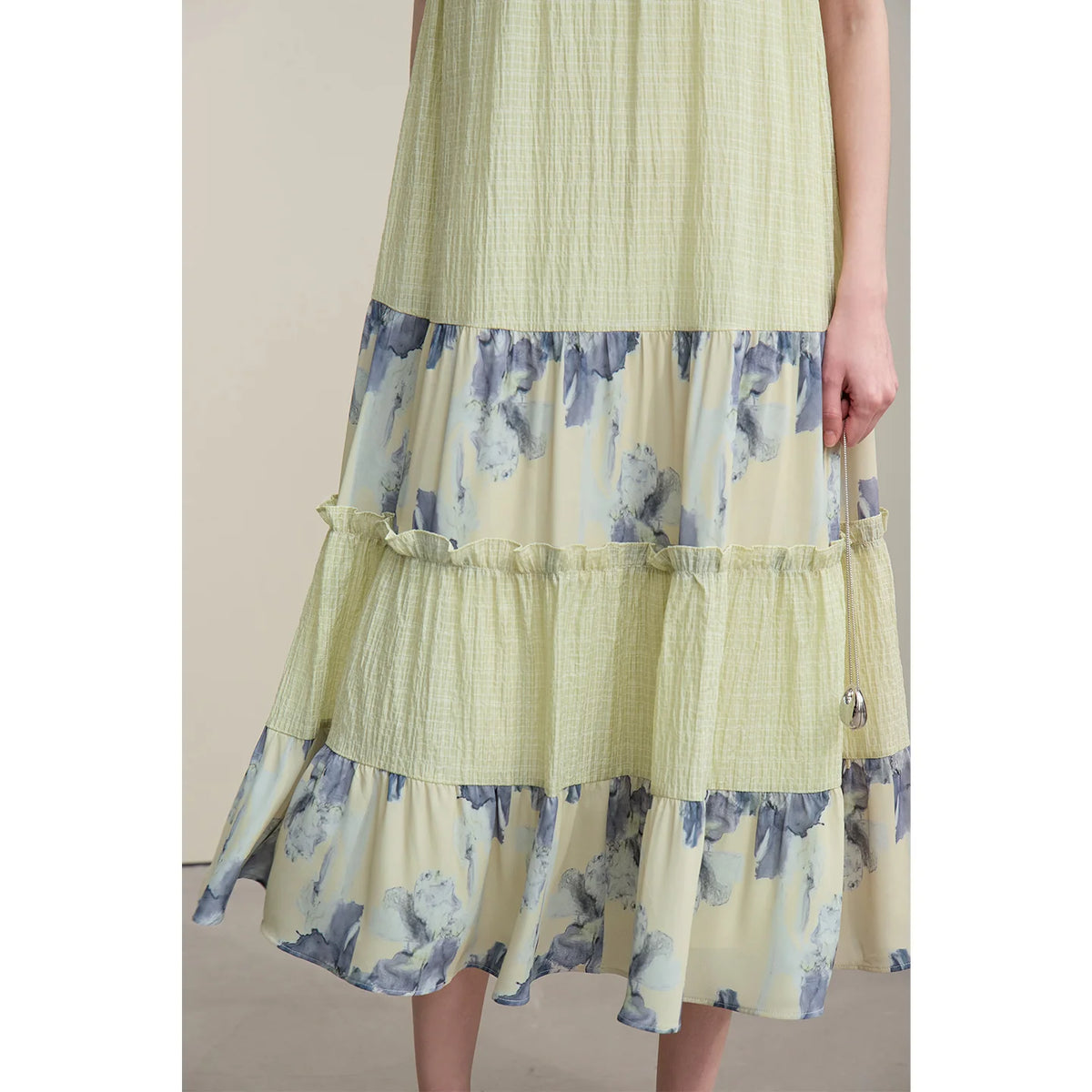 Chiffonkleid mit Volant-Stufen, hellgrüner Oberteilpartie und blauem Muster am Saum