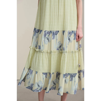 Chiffonkleid mit Volant-Stufen, hellgrüner Oberteilpartie und blauem Muster am Saum